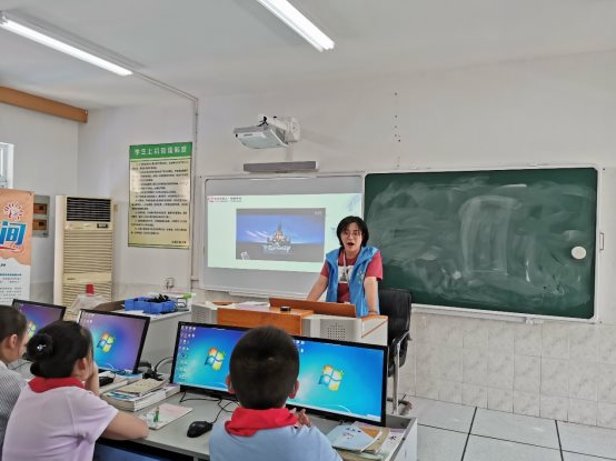 图片包含 室内, 天花板, 墙壁, 人员

描述已自动生成