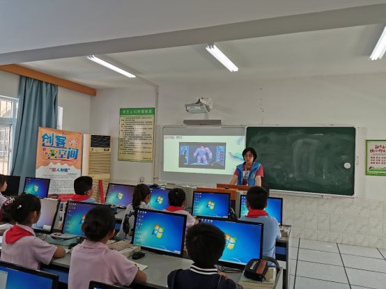 图片包含 天花板, 室内, 人员, 墙壁

描述已自动生成