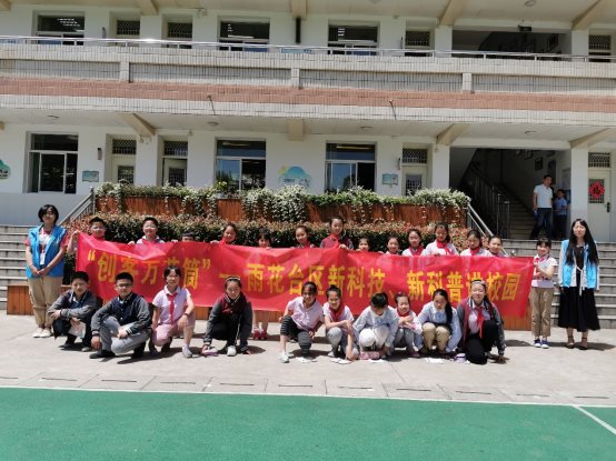 图片包含 建筑物, 户外, 人物

描述已自动生成