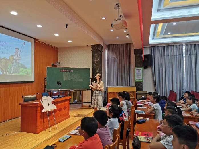 图片包含 室内, 人员, 天花板, 地板

描述已自动生成