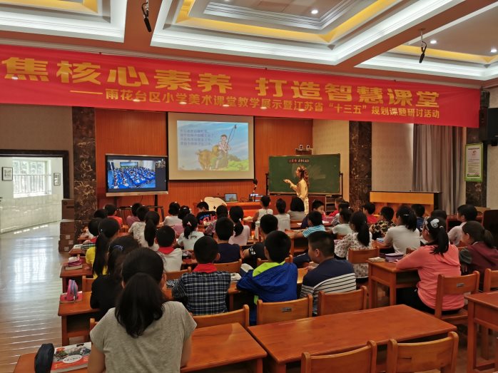 图片包含 人员, 餐桌, 室内, 人物

描述已自动生成