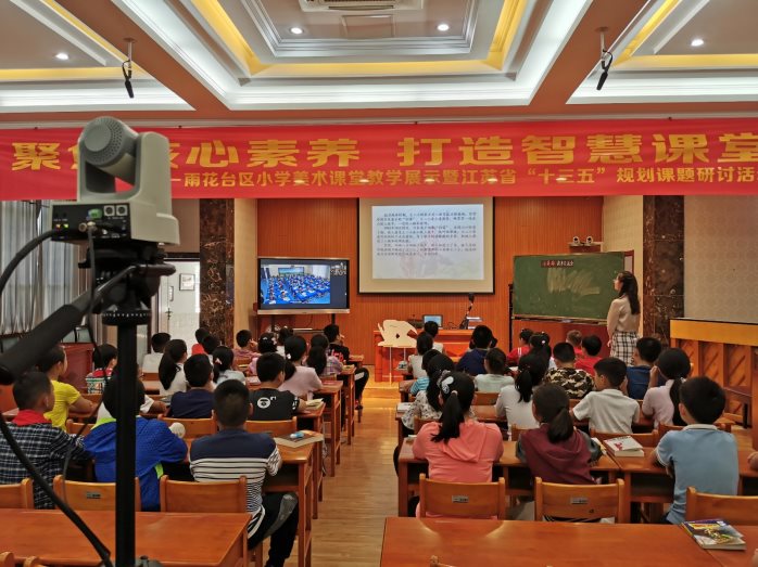 图片包含 建筑物, 人员, 餐桌, 场景

描述已自动生成