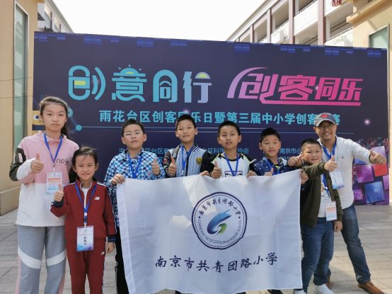 图片包含 人员, 建筑物, 户外, 文字

描述已自动生成