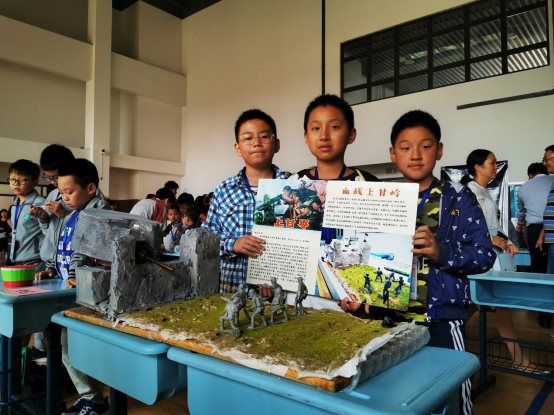 图片包含 人员, 墙壁, 室内, 餐桌

描述已自动生成