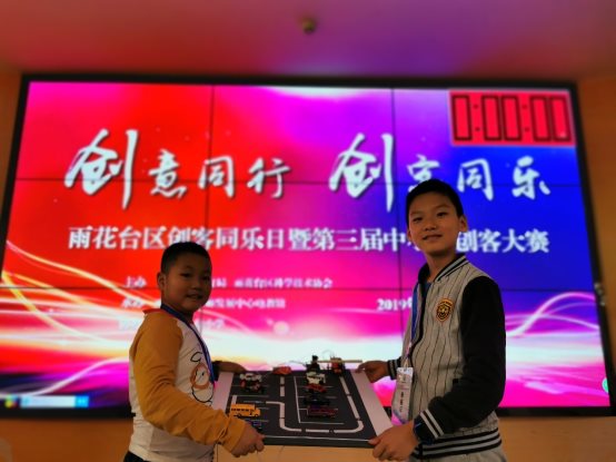 图片包含 人员, 室内, 墙壁, 男士

描述已自动生成