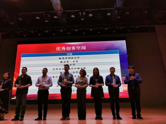 图片包含 人员, 室内, 监视器, 地板

描述已自动生成