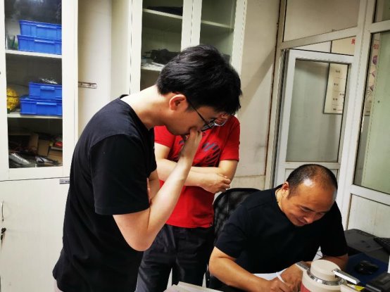 图片包含 游戏机, 年轻, 男孩, 食物

描述已自动生成