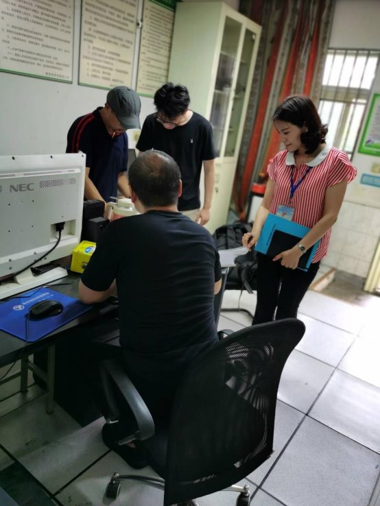 办公室的人

描述已自动生成