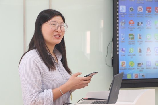 电脑的女人

描述已自动生成