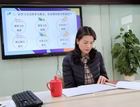 桌子上放着笔记本电脑前的人

描述已自动生成