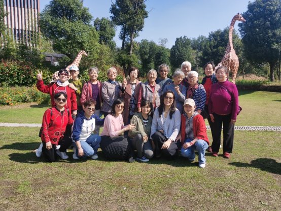 一群人站在草地上

描述已自动生成